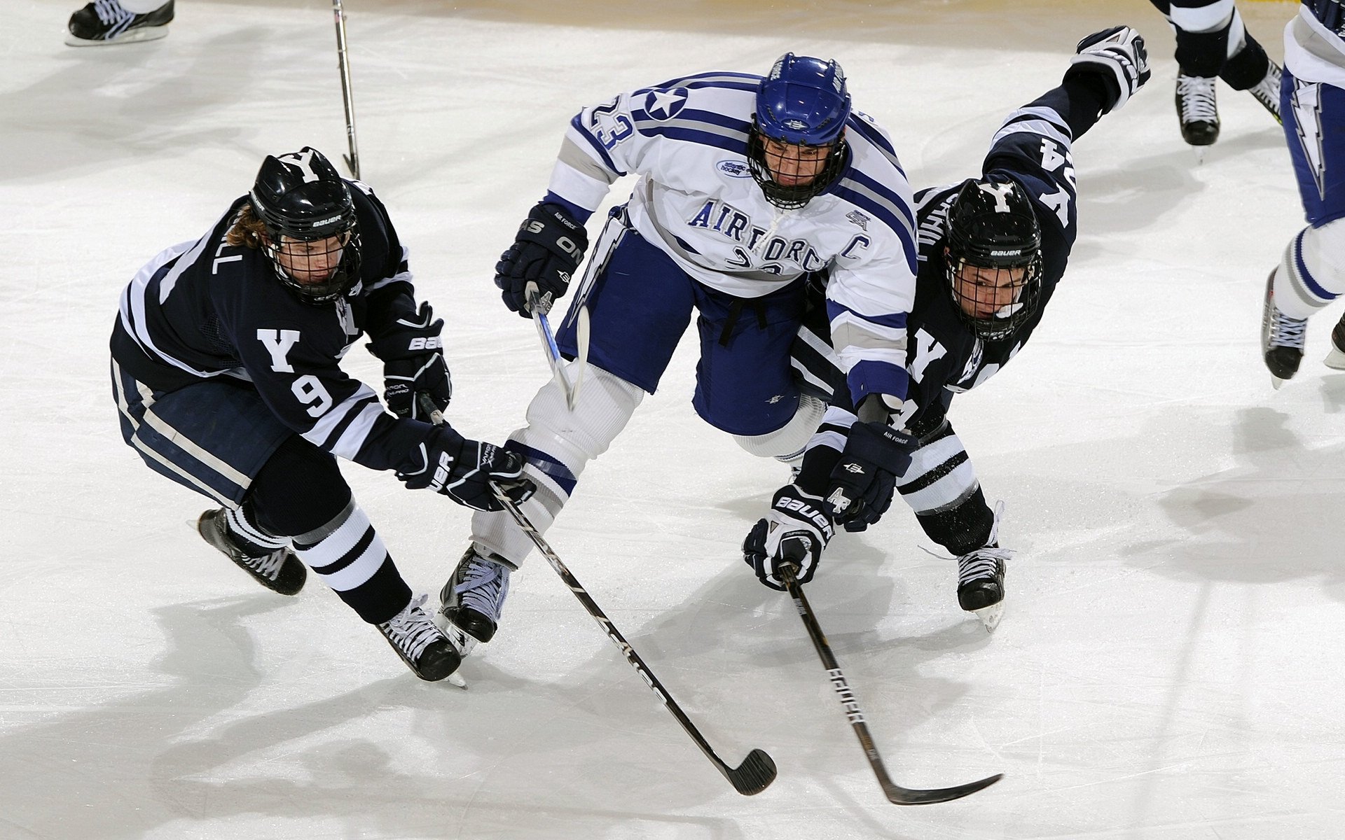 2026年世界杯预选赛激战正酣，多支豪门球队提前锁定晋级席位