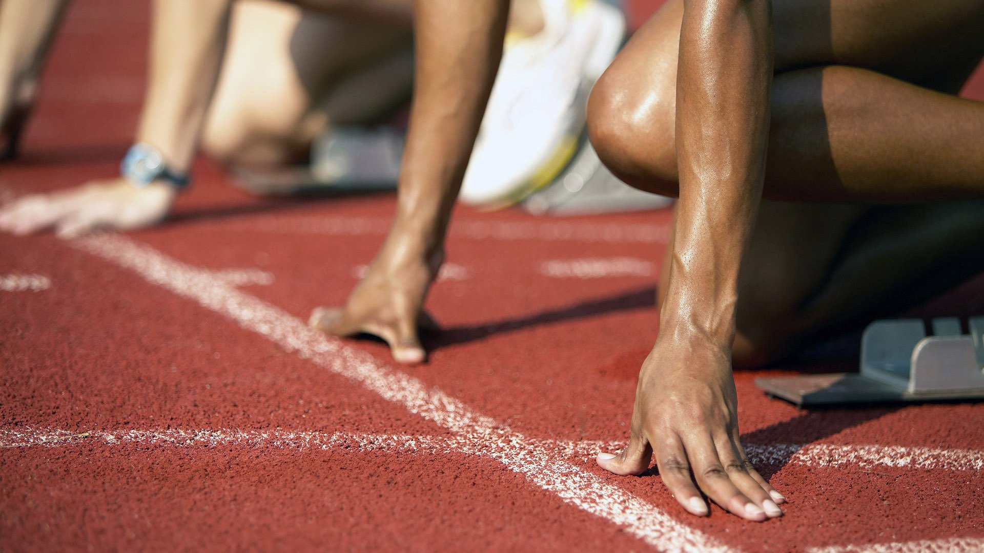 阿尔卡拉斯横扫对手晋级美网八强 卫冕冠军展现王者风范